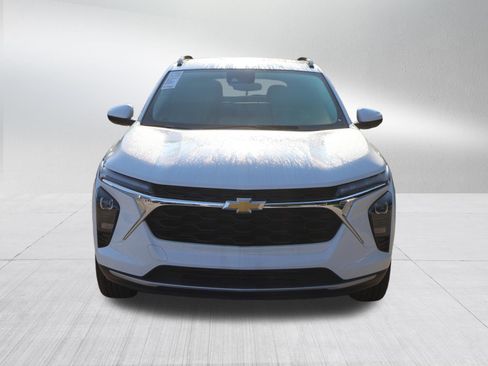 Used 2025 Chevrolet Trax LT w/ LT Convenience Package FWD image 2