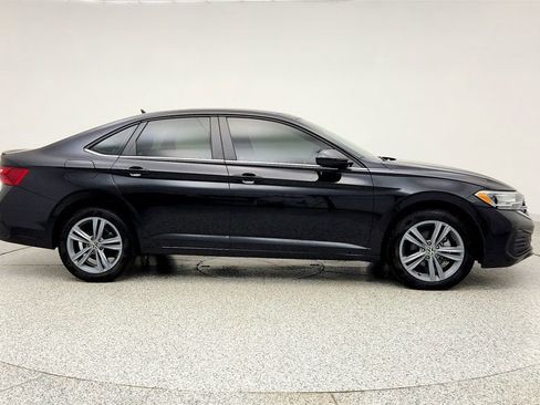 Used 2023 Volkswagen Jetta SE w/ Panoramic Sunroof Package image 4