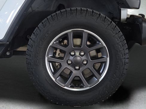 Used 2020 Jeep Gladiator Overland AWD/4WD image 8
