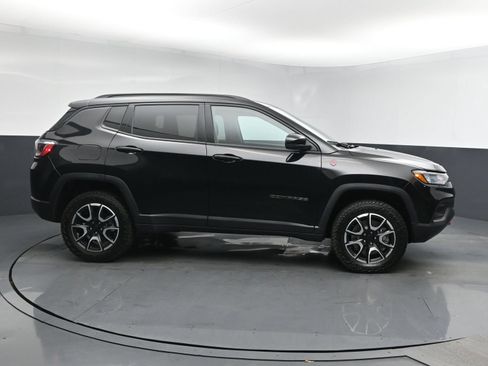Used 2024 Jeep Compass Trailhawk AWD/4WD image 3