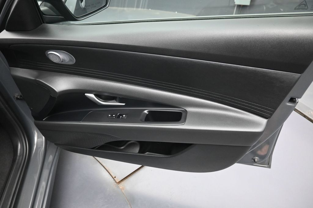 Used 2025 Hyundai Elantra SE FWD image 31