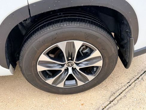 Used 2023 Toyota Highlander L image 9