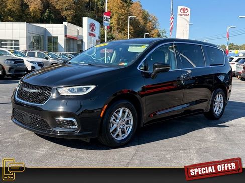 Used 2024 Chrysler Pacifica Touring-L image 9