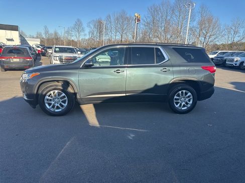 Used 2020 Chevrolet Traverse LT image 2