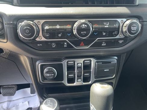 Used 2025 Jeep Wrangler Unlimited Sahara AWD/4WD image 25
