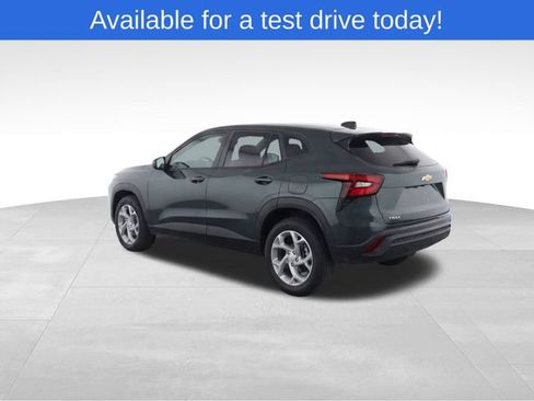 Used 2025 Chevrolet Trax LS w/ LS Convenience Package FWD image 3