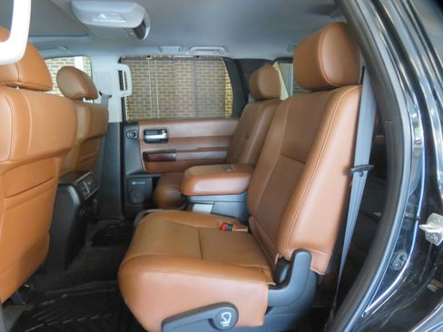 Used 2017 Toyota Sequoia Platinum RWD image 20