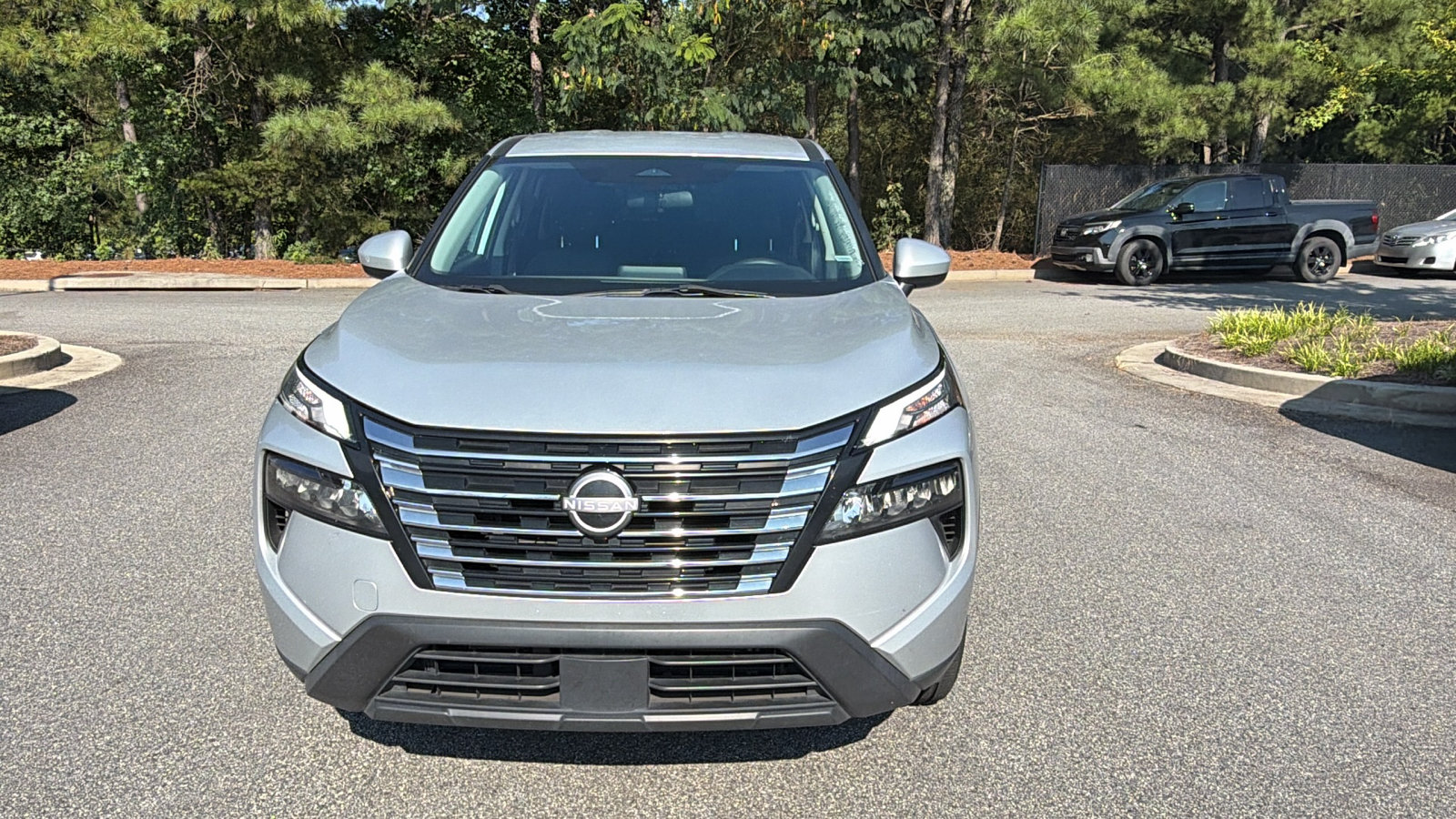 Used 2024 Nissan Rogue SV AWD/4WD image 3