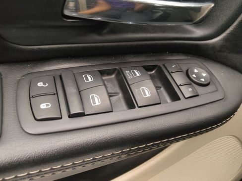 Used 2015 Chrysler Town & Country Touring FWD image 27
