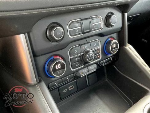 Used 2023 Chevrolet Suburban LT w/ LT Signature Package image 14