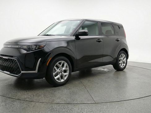 Used 2025 Kia Soul LX w/ LX Technology Package FWD image 3