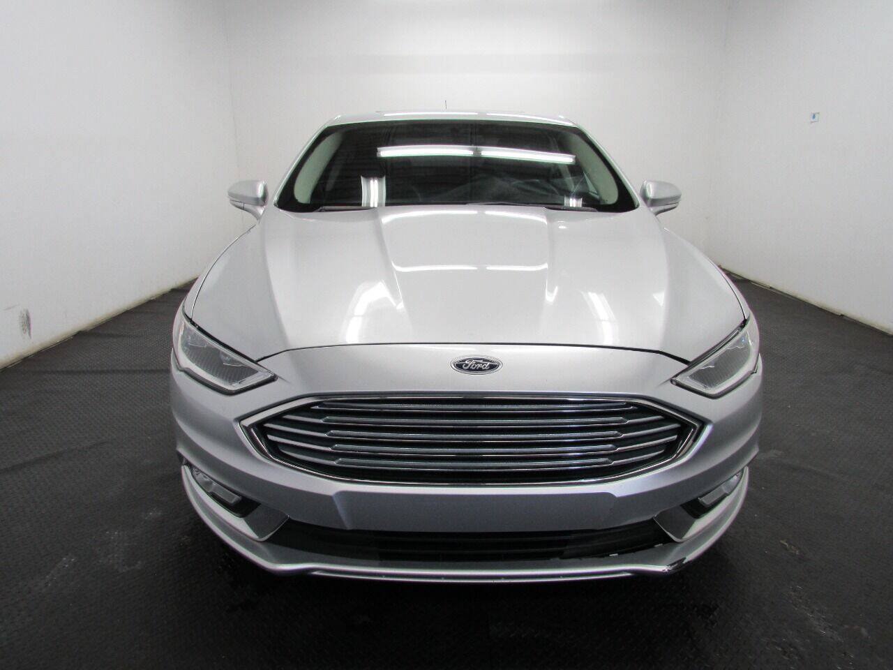 Used 2017 Ford Fusion SE w/ Fusion SE Technology Package FWD image 2