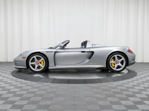 Used 2005 Porsche Carrera GT RWD image 2