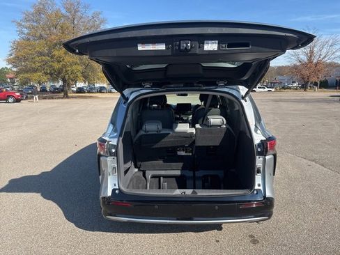 Used 2023 Toyota Sienna Limited image 14