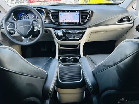 Used 2024 Chrysler Pacifica Limited image 27