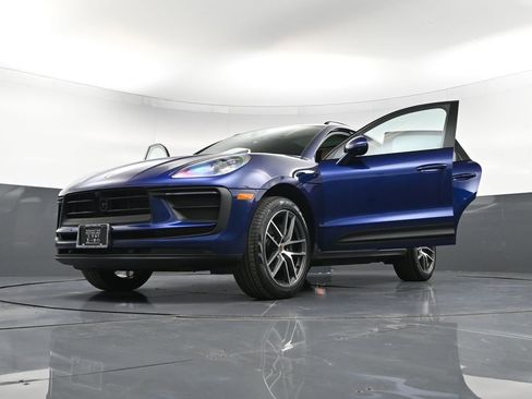 Certified 2025 Porsche Macan AWD/4WD image 37