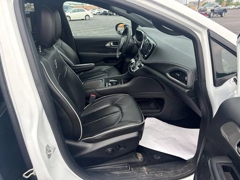 Used 2024 Chrysler Pacifica Limited w/ Uconnect Theater Family Group FWD image 14