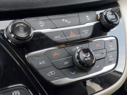 Used 2019 Chrysler Pacifica Touring-L image 20