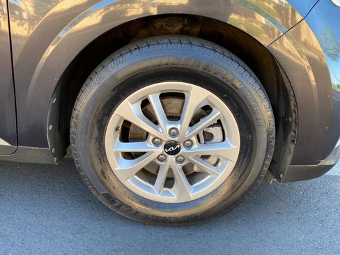 Used 2022 Kia Carnival LX FWD image 24
