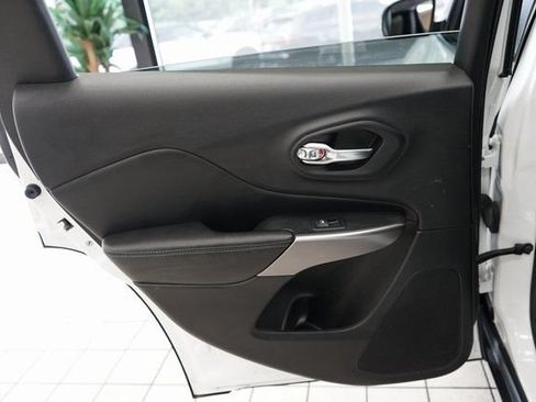 Used 2020 Jeep Cherokee Latitude Plus w/ Cold Weather Group AWD/4WD image 42