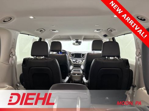 Used 2019 Chrysler Pacifica Touring-L w/ Advanced Safetytec Group image 10