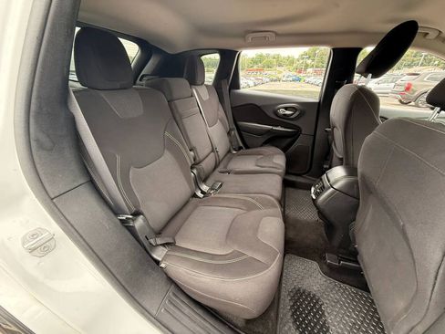 Used 2016 Jeep Cherokee Latitude w/ Comfort/Convenience Group FWD image 9