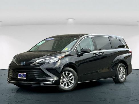 Used 2022 Toyota Sienna XLE image 2