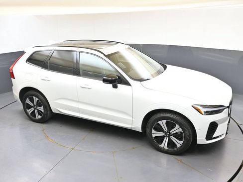 Certified 2025 Volvo XC60 T8 Plus w/ Protection Package Premier AWD/4WD image 42
