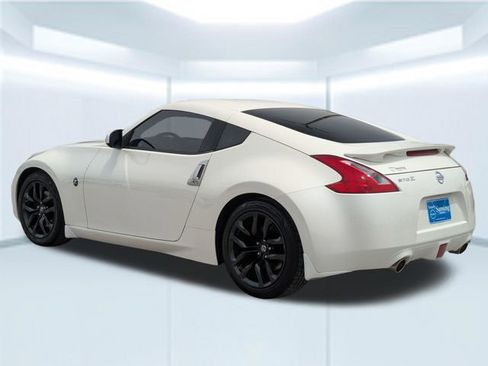 Used 2015 Nissan 370Z Coupe RWD image 4