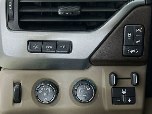 Used 2018 Chevrolet Suburban Premier image 12