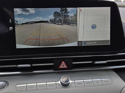 Used 2025 Hyundai Elantra Limited FWD image 12