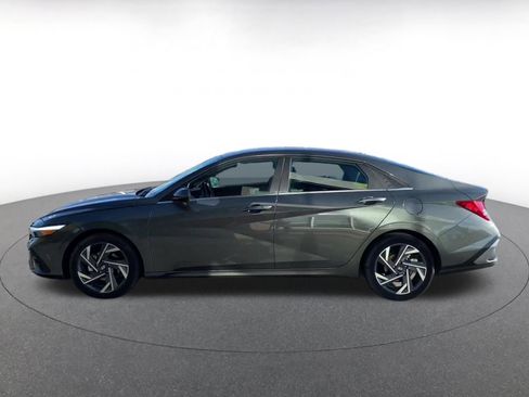 Used 2025 Hyundai Elantra SEL image 9