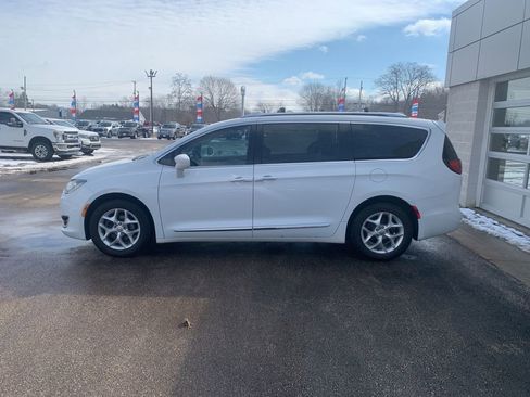 Used 2017 Chrysler Pacifica Touring-L Plus w/ Tire & Wheel Group image 3