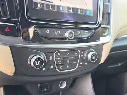 Used 2022 Chevrolet Traverse LT FWD image 26