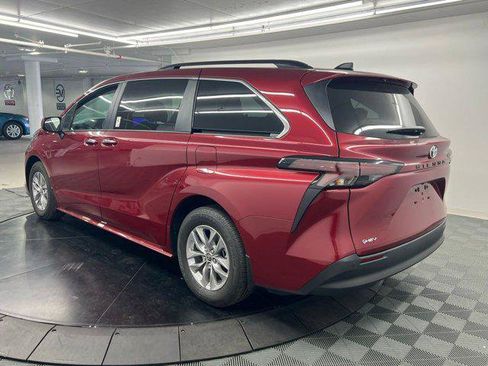 Certified 2026 Toyota Sienna XLE FWD image 4
