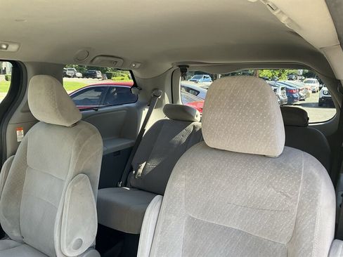 Used 2017 Toyota Sienna LE AWD/4WD image 14