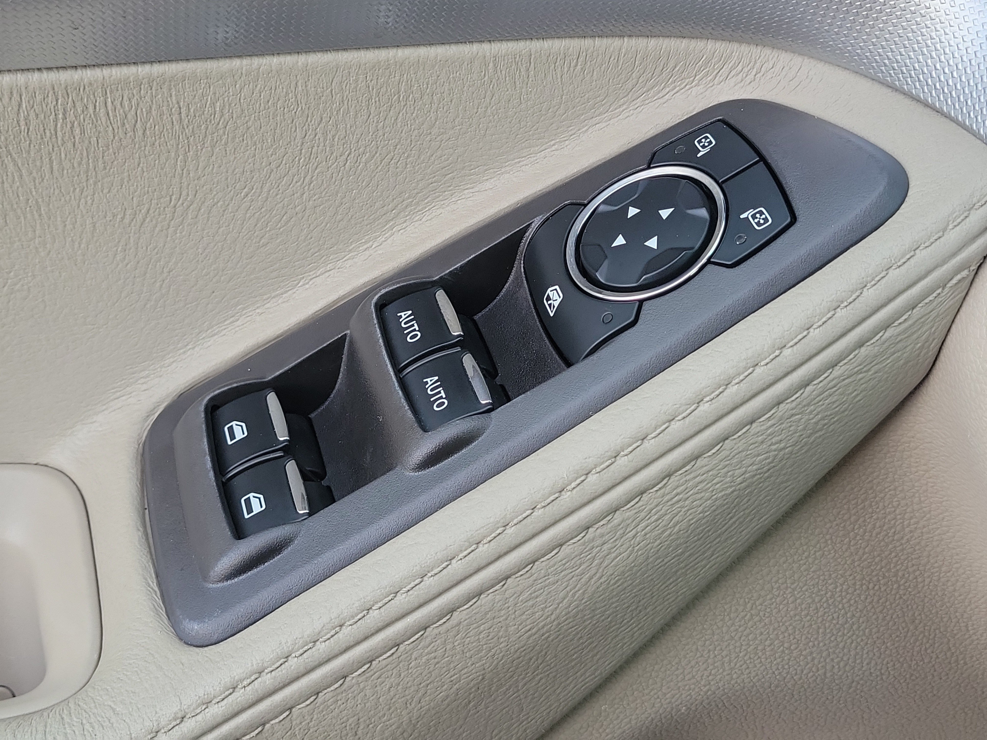Used 2014 Ford Explorer XLT w/ Equipment Group 202A FWD image 33