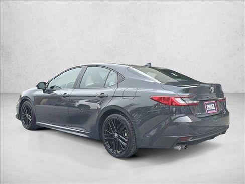 Used 2025 Toyota Camry SE image 7