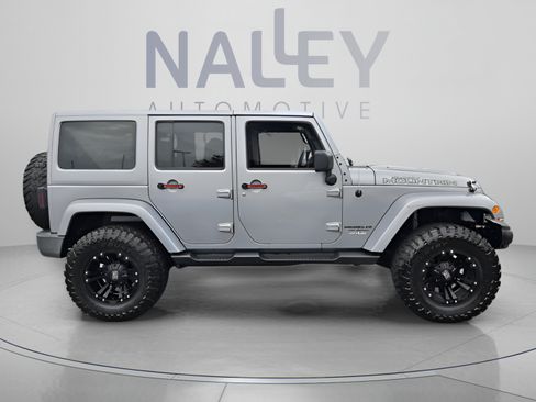 Used 2017 Jeep Wrangler Unlimited Sahara AWD/4WD image 6