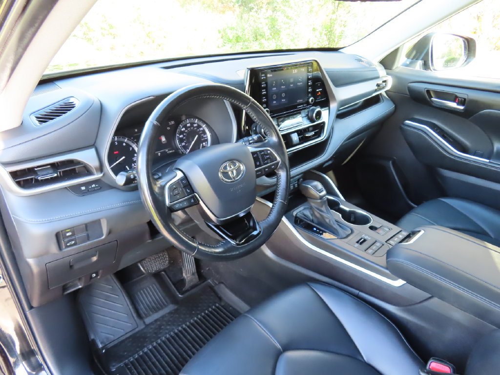 Used 2021 Toyota Highlander XLE AWD/4WD image 26