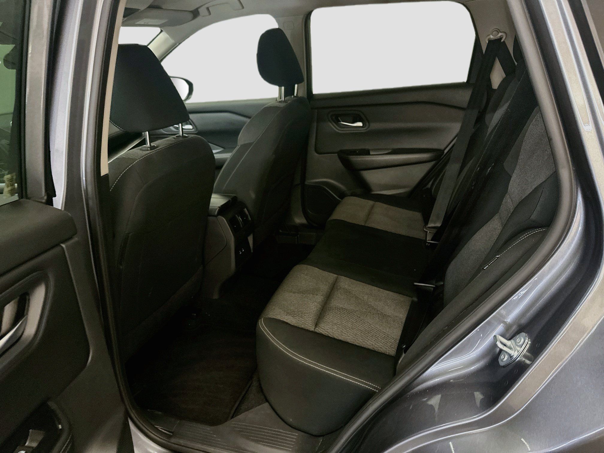 Used 2025 Nissan Rogue SV AWD/4WD image 28