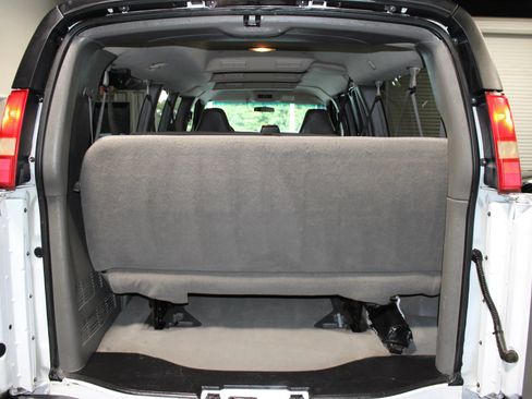 Used 2005 Chevrolet Express 3500 Extended Passenger w/ LS Preferred Equipment Group RWD image 33