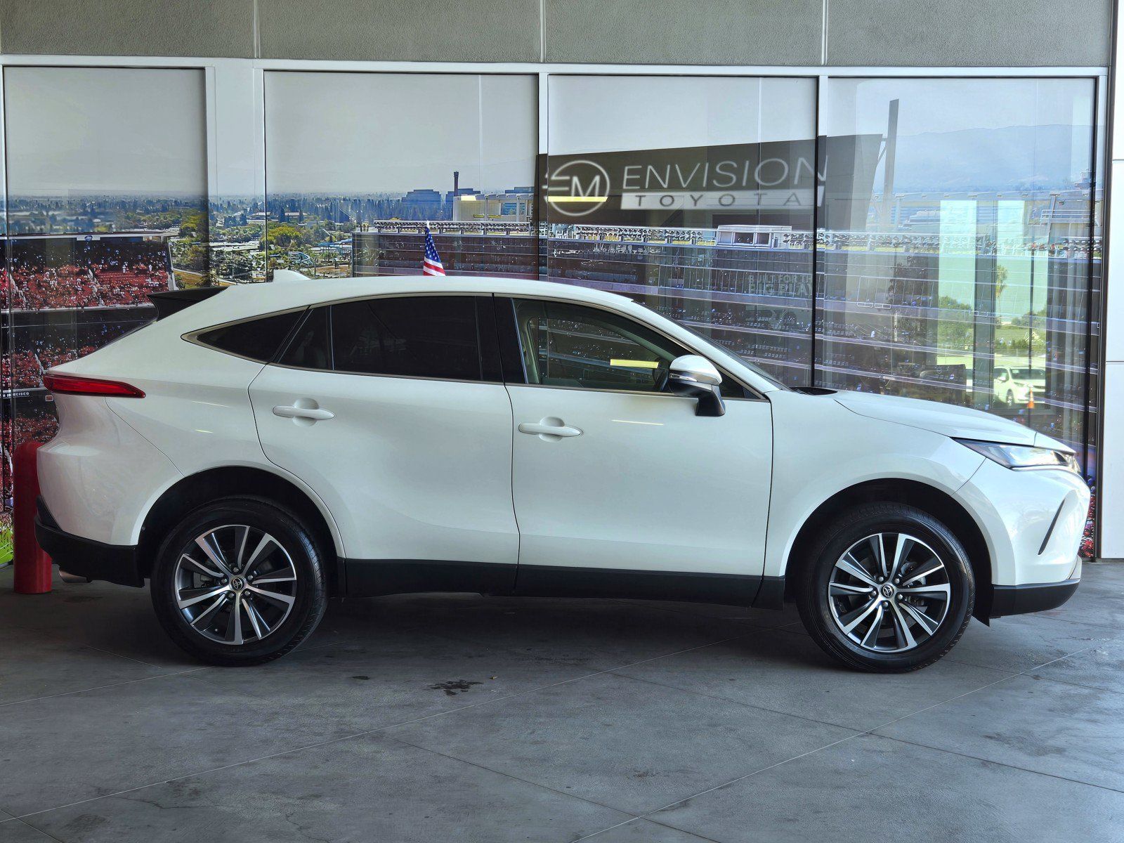 Used 2022 Toyota Venza LE AWD/4WD image 4
