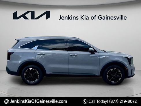 Used 2024 Kia Sorento S FWD image 2