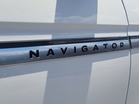 Used 2026 Lincoln Navigator Premiere AWD/4WD image 6