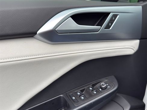 New 2025 Volkswagen Taos SE image 19