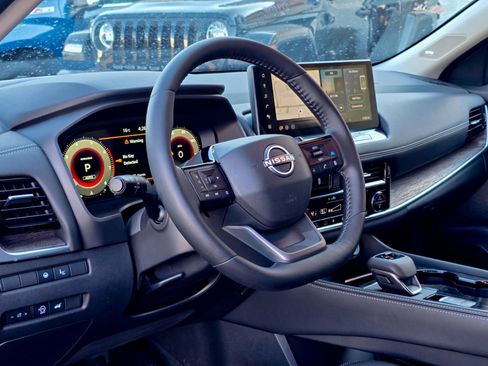 Used 2025 Nissan Rogue Platinum w/ Platinum Premium Package image 4