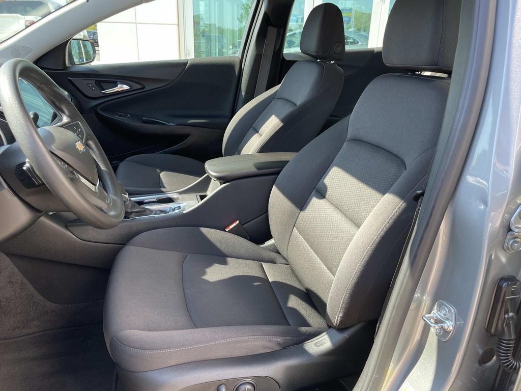 Used 2025 Chevrolet Malibu LT FWD image 17
