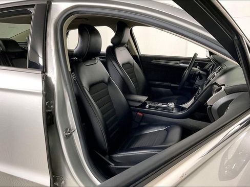 Used 2017 Ford Fusion SE w/ Equipment Group 201A image 7