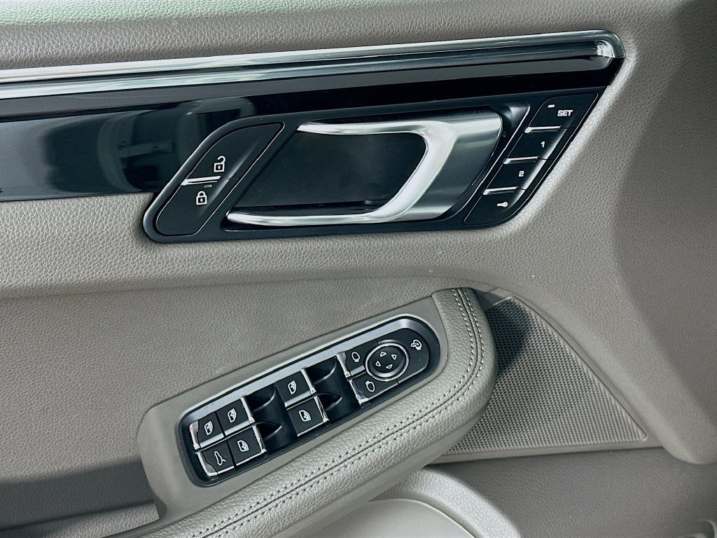 Certified 2025 Porsche Macan AWD/4WD image 20